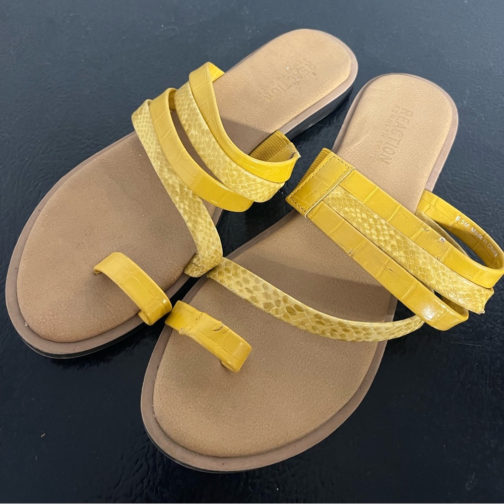 Women’s reaction Kenneth Cole sandals